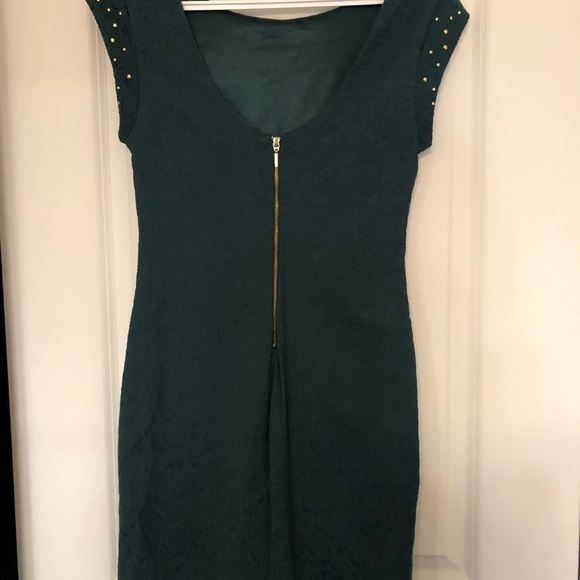 Green brocade dress with gold details - Picture 2 of 3